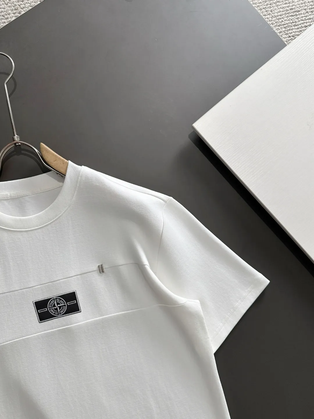 Next day shipment P300 High version Stone lsland/Stone Island 25ss spring and summer new high-end T-shirt Made with machines imported from Italy. Truly the most luxurious and high-quality style that you can wear with your eyes closed. Heavy combed fabrics. High-strength and heavy-weight fabrics feel substantial when weighed. The upper body is more textured than ordinary T-shirts and is not easy to deform. This texture can cope with the weather, absorb sweat and breathable, and is suitable for both hot and cold conditions! Perfectly produced with reference to the original stitch and stitch! The loose fit design is super noble. Custom-woven signature ribbed collar, cuffs, and hem. Really rare and rare goods Size: M-XXXL
